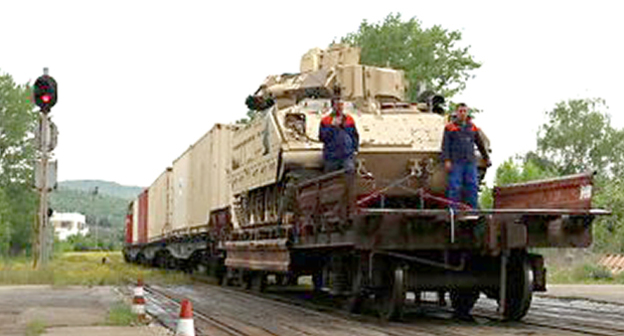 Транспортировка техники военного назначения. Фото: http://newsgeorgia.ru/images/21758/76/217587697.jpg
