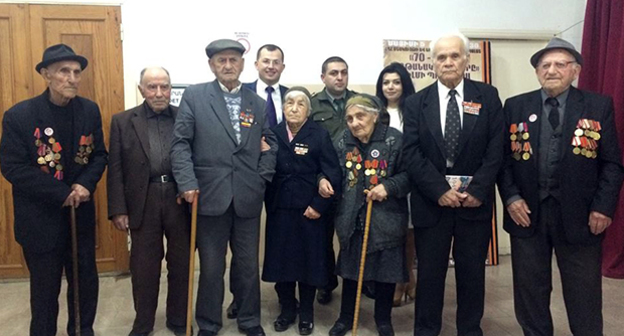 Герои и авторы  документального фильма о ветеранах Великой Отечественной войны "Свидетели 70-летней Победы". Степанакерт. Нагорный Карабах.5 мая 2015 год. Фото Аветик Арутюнян