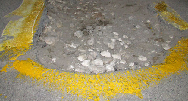 Яма на дороге, края которой окрашены участниками акции "Ямы в цвет". Фото Вячеслава Ященко для "Кавказского узла"