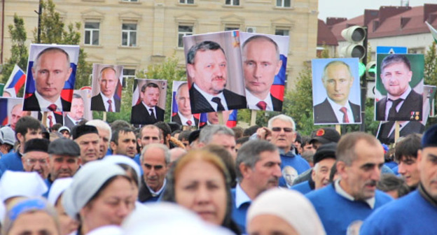 Портреты Путина и Кадырова на шествии в честь дня рождения Путина. Грозный, 2014 г. Фото Ахмеда Альдебирова для "Кавказского узла"