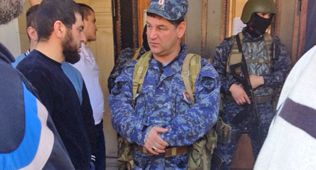 Перед началом пятничной молитвы. Буйнакск, 8 мая 2015 г. Фото предоставлено Магомедом М. прихожанином мечети на улице Махачкалинское шоссе