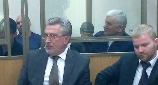 Саид Амиров (в центре) в зале суда. На переднем плане - адвокаты. Ростов-на-Дону, 12 мая 2015 г. Фото Олега Пчелова для "Кавказского узла"