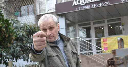 Владимир Дьячненко -"мастер по санитарии" ООО "РЭП-5". Сочи, май 2015 г. Фото Светланы Кравченко для "Кавказского узла"