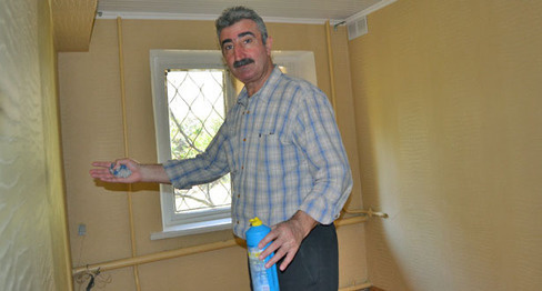 Сотрудник фирмы делает ремонт в аварийном помещении, которое досталось им после ООО «РЭП-5». Сочи, май 2015 г. Фото Светланы Кравченко для "Кавказского узла"