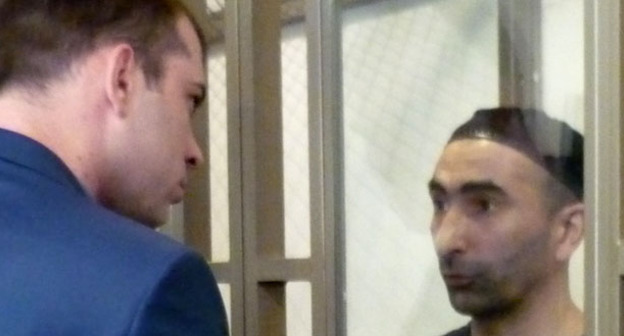 Али Тазиев по кличке "Магас", обвиняемый в нападении на Назрань в 2004 году, общается со своим адвокатом Виктором Ворожейкиным (слева). Ростов-на-Дону, 12 мая 2015 г. Фото Олеси Диановой для "Кавказского узла"
