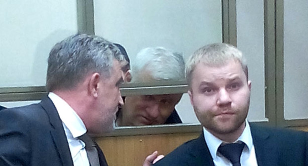 Саид Амиров общается со своими адвокатами (на переднем плане). Ростов-на-Дону, 12 мая 2015 г. Фото Олега Пчелова для "Кавказского узла"