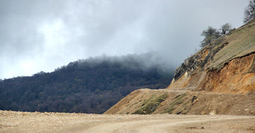 Дорога в  Веденском районе Чечни. Фото Магомеда Магомедова для "Кавказского узла"