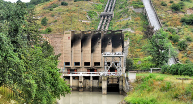 Баксанская ГЭС после диверсии 21 июля 2010 года. Фото: Aleshru https://ru.wikipedia.org