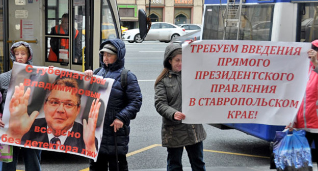 Пикет активистов партии "Коммунисты России". Москва, 18 мая 2015 г. Фото участника акции Михаила Абрамяна