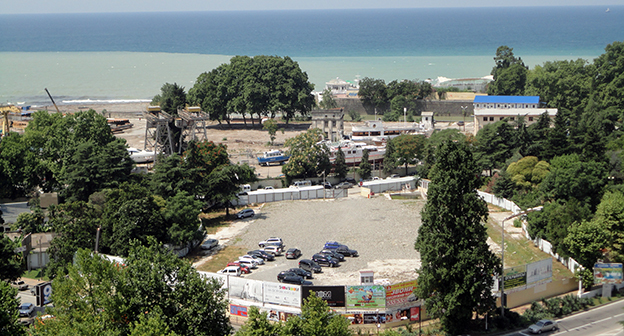 Центр Сочи 2007 год. Вместо снесенного кинотеатра, -пустырь. Фото Светланы Кравченко для