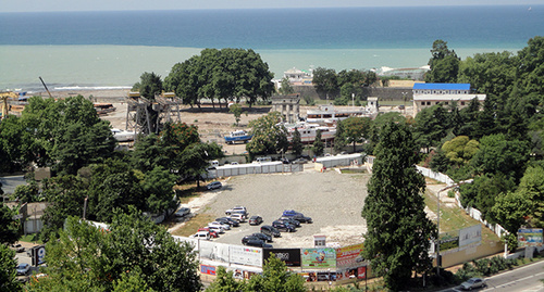 Центр Сочи 2007 год. Вместо снесенного кинотеатра, -пустырь. Фото Светланы Кравченко для