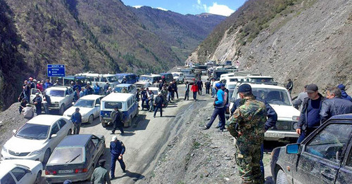 Похороны убитого полицейского прошли в дагестанском селе Цебари. 20 мая 2015 г. Фото: Махач Магомедов