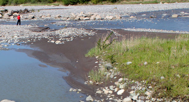 Красноватый цвет воды в Тереке. 18 мая 2015 г. Фото Эммы Марзоевой для "Кавказского узла"