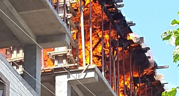 В Махачкале от пожара пострадал многоэтажный самострой. 19 мая 2015 г. Фото Бадрутдина Ихласова