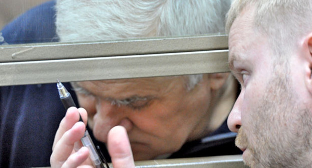 Адвокат Дмитрий Хорошилов консультирует подсудимого Саида Амирова (слева). Ростов-на-Дону, 12 мая 2015 г. Фото Олега Пчелова для "Кавказского узла"
