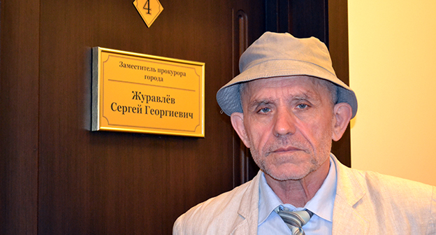 Игорь Сискевич у входа в прокуратуру на улице Театральная, 8. Фото Светланы Кравченко для "Кавказского узла"