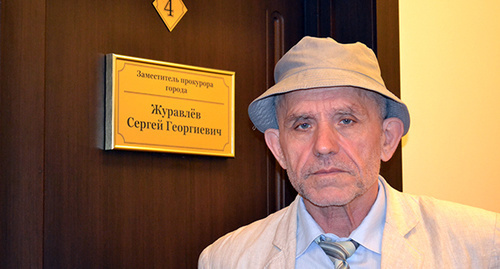 Игорь Сискевич у входа в прокуратуру на улице Театральная, 8. Фото Светланы Кравченко для "Кавказского узла"