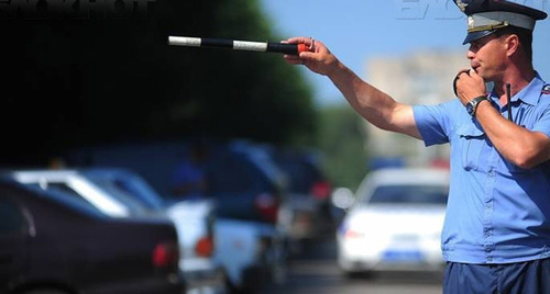 Полицейский при исполнении служебных обязанностей. Фото: http://bloknot-krasnodar.ru/news/v-krasnodare-vremenno-ogranichat-dvizhenie-24-maya-599553