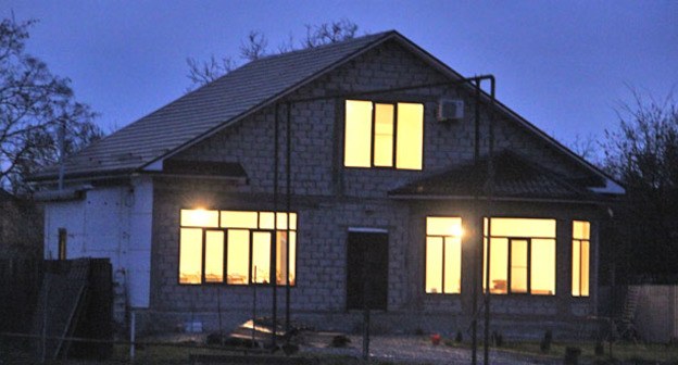 Свет в окнах дома в Грозном. Фото Магомеда Магомедова для "Кавказского узла"