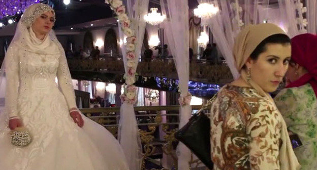 Свадьба главы Ножай-Юртовского РОВД с 17-летней девушкой. Грозный, 16 мая 2015 г. Кадр из видео пользователя Кавказская политика https://www.youtube.com/watch?v=2xpRgf28g90