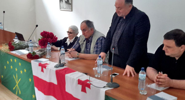 Память погибших в годы геноцида черкесов Черкесский культурный центр в Тбилиси почтил презентацией учебника языка убыхского народа. Тбилиси, 22 мая 2015 г. Фото Беслана Кмузова для "Кавказского узла"