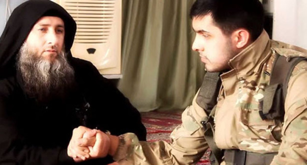 Проповедник из Дагестана Надир абу Халид (справа) принес присягу Абу Джихаду, лидеру признанного террористическим "Исламского государства". 23 мая 2015 г. Кадр из видео пользователя kazim samu http://www.youtube.com/watch?v=LC_SB4cGcl0