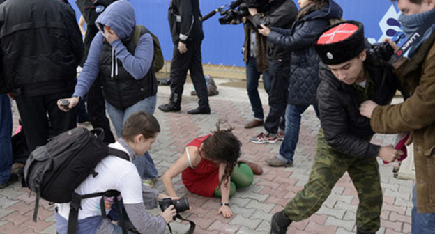 Потасовка между казаками и участницами Pussy Riot.
Фото: Михаил Мордасов / Югополис