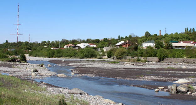 Красноватый оттенок песка на берегу реки Терек. Май 2015 г. Фото Эммы Марзоевой для "Кавказского узла"