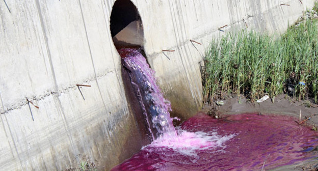 Красноватый оттенок придала реке вода сиреневого цвета, лившаяся в Терек из трубы в районе Красногвардейского моста. Фото Эммы Марзоевой для "Кавказского узла"