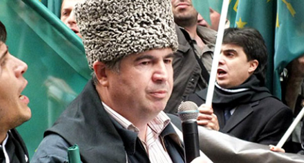 Аднан Хуаде (в центре). Фото http://circassiatimesrussian.blogspot.com/2014/05/21-2014.html