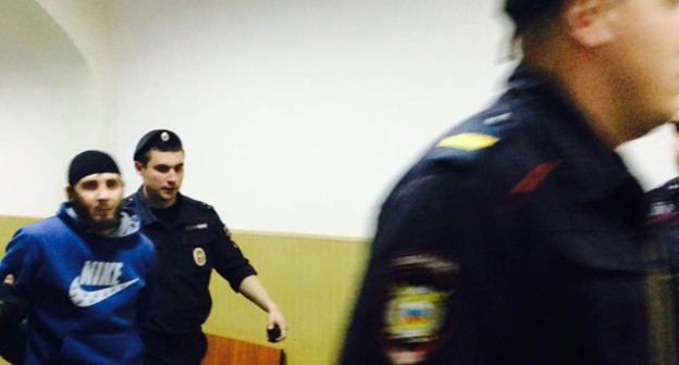 Заура Дадаева ведут по коридору Басманного суда Москвы. Май 2015 г. Фото Юлии Буславской для "Кавказского узла"