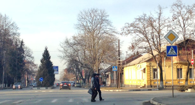 Жители на улице во Владикавказе. Фото Магомеда Магомедова для "Кавказского узла"