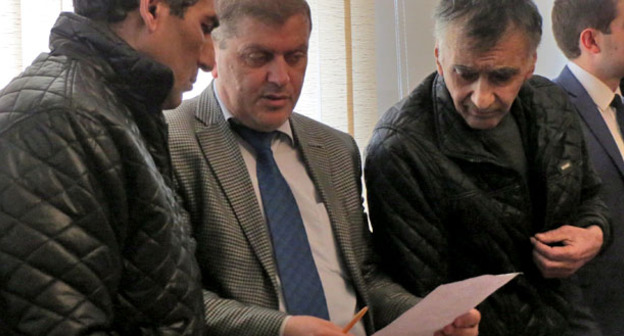 Переводчик на суде Сейран Карапетян (в середине) переводит Шахбазу Гулиеву и Дильхаму Аскерову (слева) приговор Верховного суда нагорного Карабаха. Степанакерт. 27 мая 2015 г. Фото Алвард Григорян для "Кавказского узла"