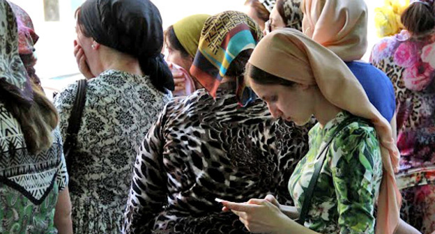 Родственники и родители возле школы в ожидании окончания ЕГЭ. Грозный, 28 мая 2015 г. Фото Магомеда Магомедова для "Кавказского узла"