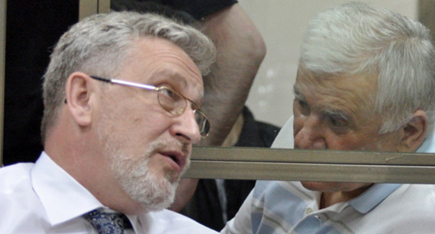 Саид Амиров (справа) общается со своим адвокатом в зале суда. Ростов-на-Дону, май 2015 г. Фото Олега Пчелова для "Кавказского узла" 