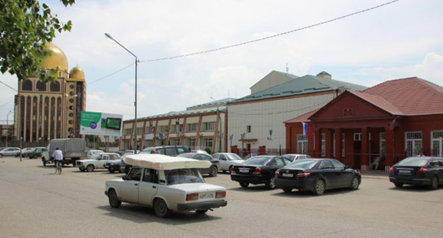 Улица Каланчакская, где находится здание Урус-Мартановского городского суда (справа). Урус-Мартан, Чечня. Фото Магомеда Магомедова для "Кавказского узла"