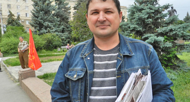 Организатор пикета Роман Кирчук. Волгоград, 30 мая 2015 г. Фото Татьяны Филимоновой для "Кавказского узла"