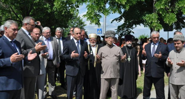 Церемония закладки первого камня в основание новой соборной мечети. Нальчик, 2 июня 2015 г. Фото: Духовное управление мусульман КБР http://www.kbrdum.ru/
