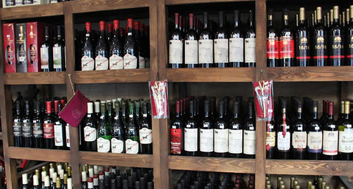 Прилавок с грузинским вином В Казбеги, Грузия. Фото Ахмеда Альдебирова для "Кавказского узла" Прилавок с грузинским вином В Казбеги, Грузия. Фото Ахмеда Альдебирова для "Кавказского узла"