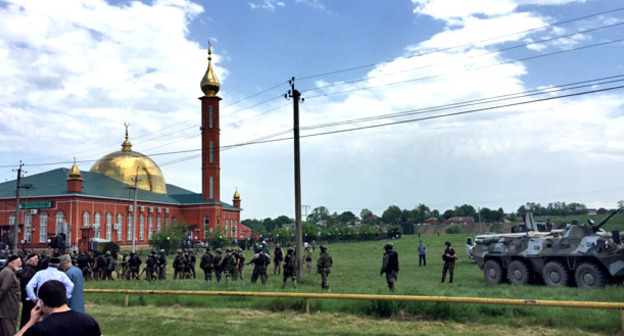 Оцепление вокруг мечети в Насыр-Корте. Ингушетия, 5 июня 2015 г. Кадр из видео "Кавказского узла"