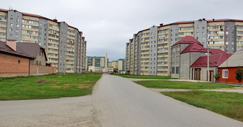 Многоквартирные и частные дома в одном из микрорайонов Грозного. Фото Магомеда Магомедова для "Кавказского узла"