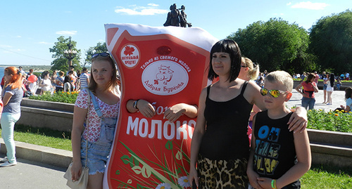 Фото  Татьяны Фото Татьяны Ффото на память с пакетом молока.Фото Татьяны Филимоновой для "Кавказского узла"