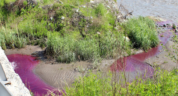 Красноватый оттенок придала реке вода сиреневого цвета, лившаяся в Терек из трубы в районе Красногвардейского моста/ Фото Эммы Марзоевой для "Кавказского узла"