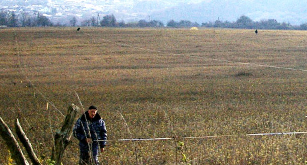 Разметка участков для раздачи местным жителям в селении Белая Речка". КБР, ноябрь 2013 г. Фото Людмилы Маратовой для "Кавказского узла"