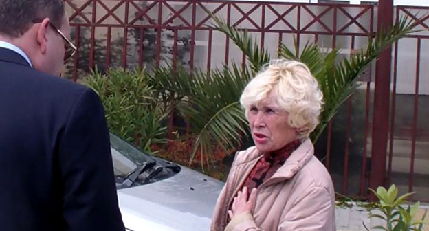 Прокурор Сочи Марк Большедворский с комиссией в поселке для переселенцев беседует с Людмилой Савельевой. 17 апреля 2015 г. Фото Светланы Кравченко для "Кавказского узла"