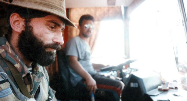 Организатор теракта в Буденновске Шамиль Басаев (слева) во время переговоров, 19 июня 1995 год. Фото: Natalia Medvedeva https://ru.wikipedia.org