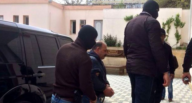 Рауфа Миркадырова доставляют в здание суда. Фото: RFE/RL http://www.radioazadlyg.org/