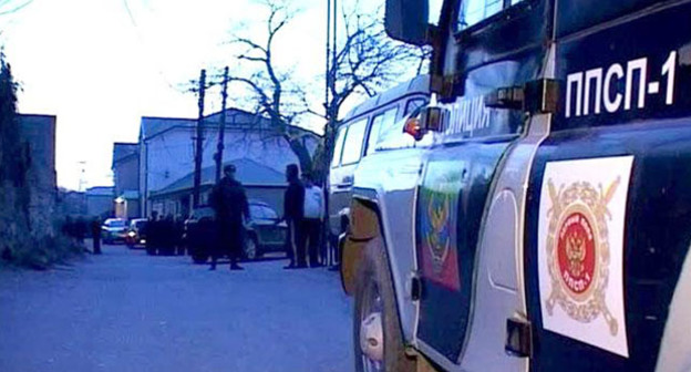 Автомобиль полиции Дагестана. Фото: http://aksakal.tv/usssr/skavkaz/9191-siloviki-rossii-blokirovali-zhiloy-dom-v-mahachkale-gde-vveden-rezhim-kto.html