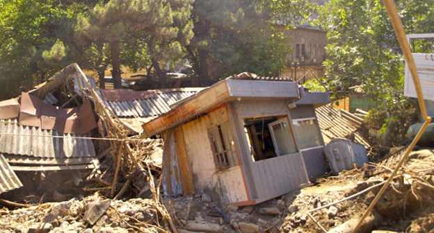 Склады, расположенные напротив зоопарка. Тбилиси, 17 июня 2015 г. Фото Беслана Кмузова для "Кавказского узла"