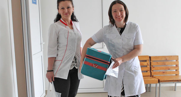 Медицинские работники Алагира с вакциной для жителей города. Июнь 2015 г. Фото Эммы Марзоевой для "Кавказского узла"